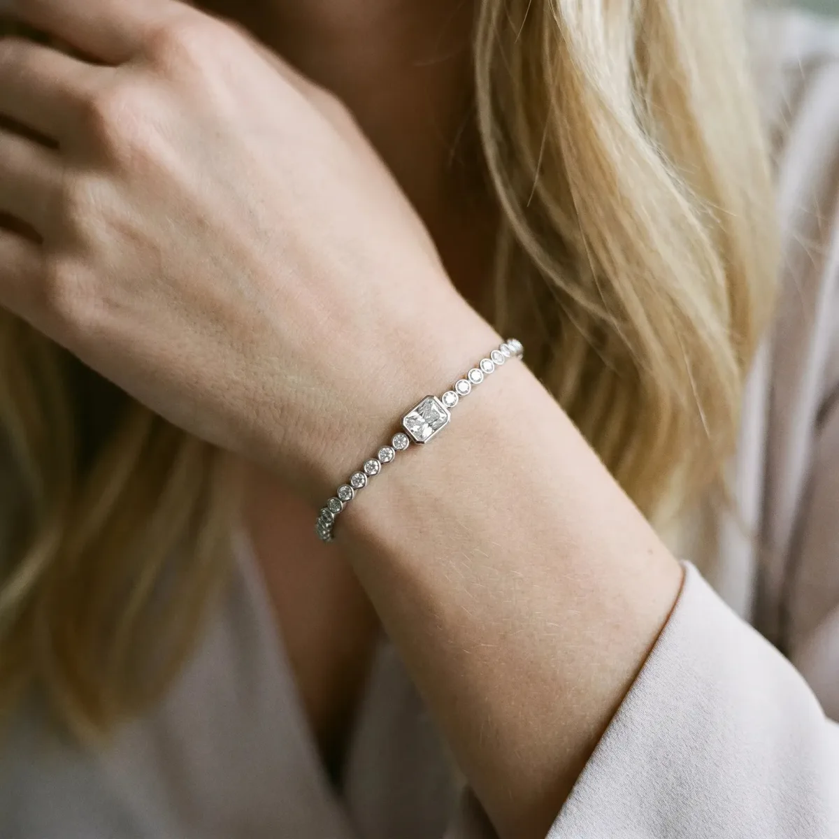 Bezel-Set Round Diamond Tennis Bracelet with Radiant Center Diamond White gold