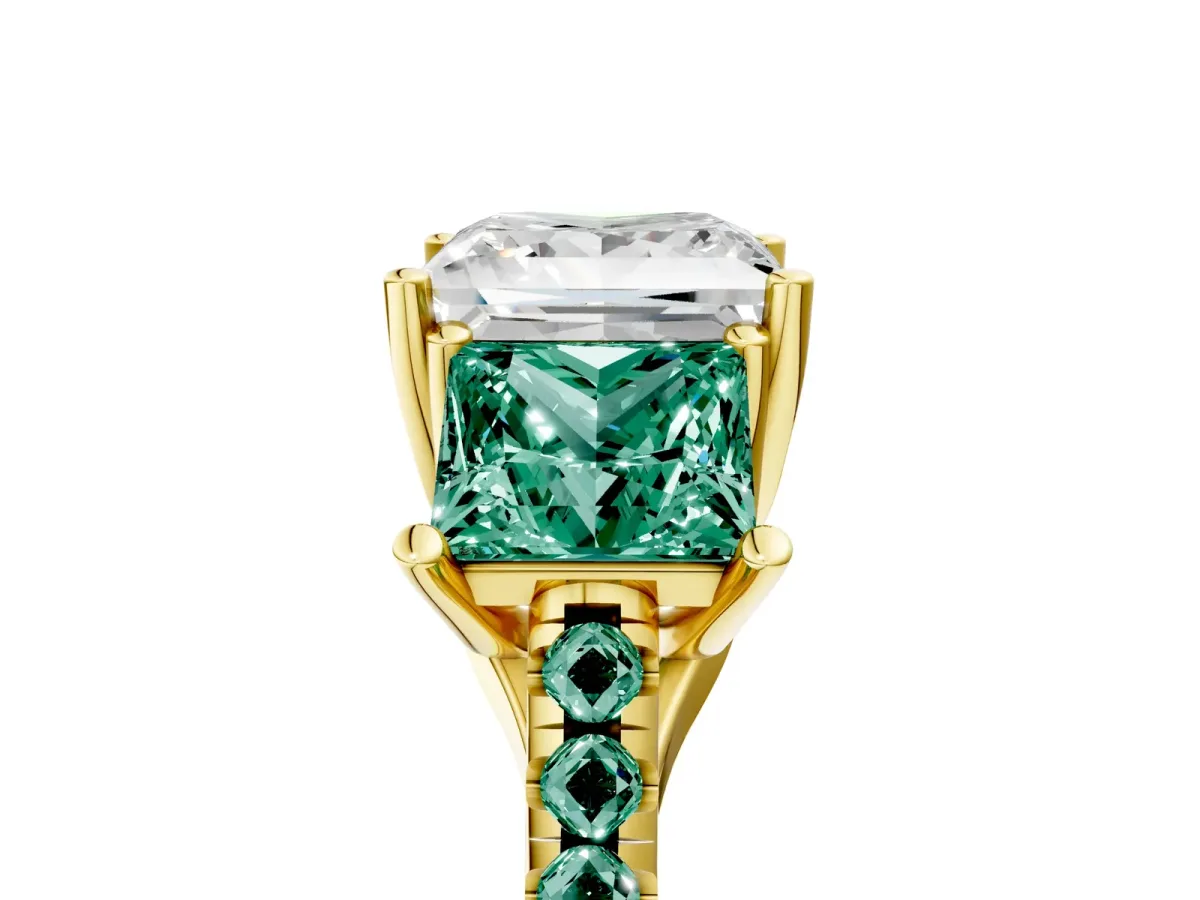 Three-Stone Princess Cut Diamond Ring with Round Green Sapphire Pavé Band and Prong Setting Yellow gold