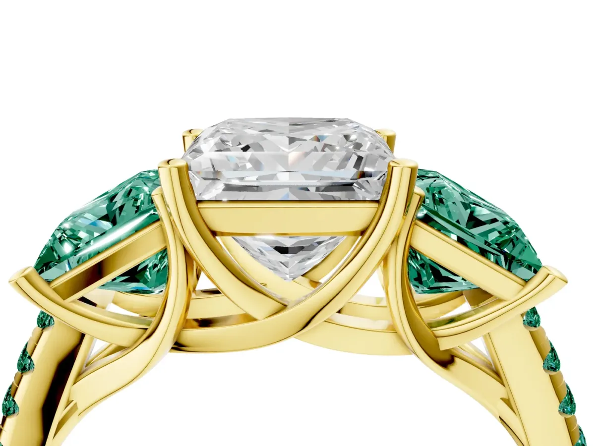 Three-Stone Princess Cut Diamond Ring with Round Green Sapphire Pavé Band and Prong Setting Yellow gold