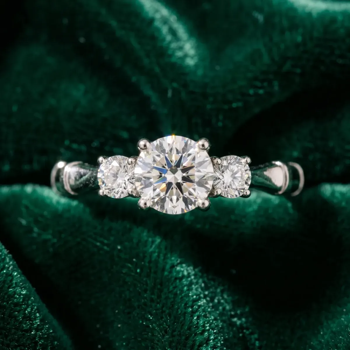 Round Cut Brilliant Three-Stone Bamboo Band with Prong Setting White gold