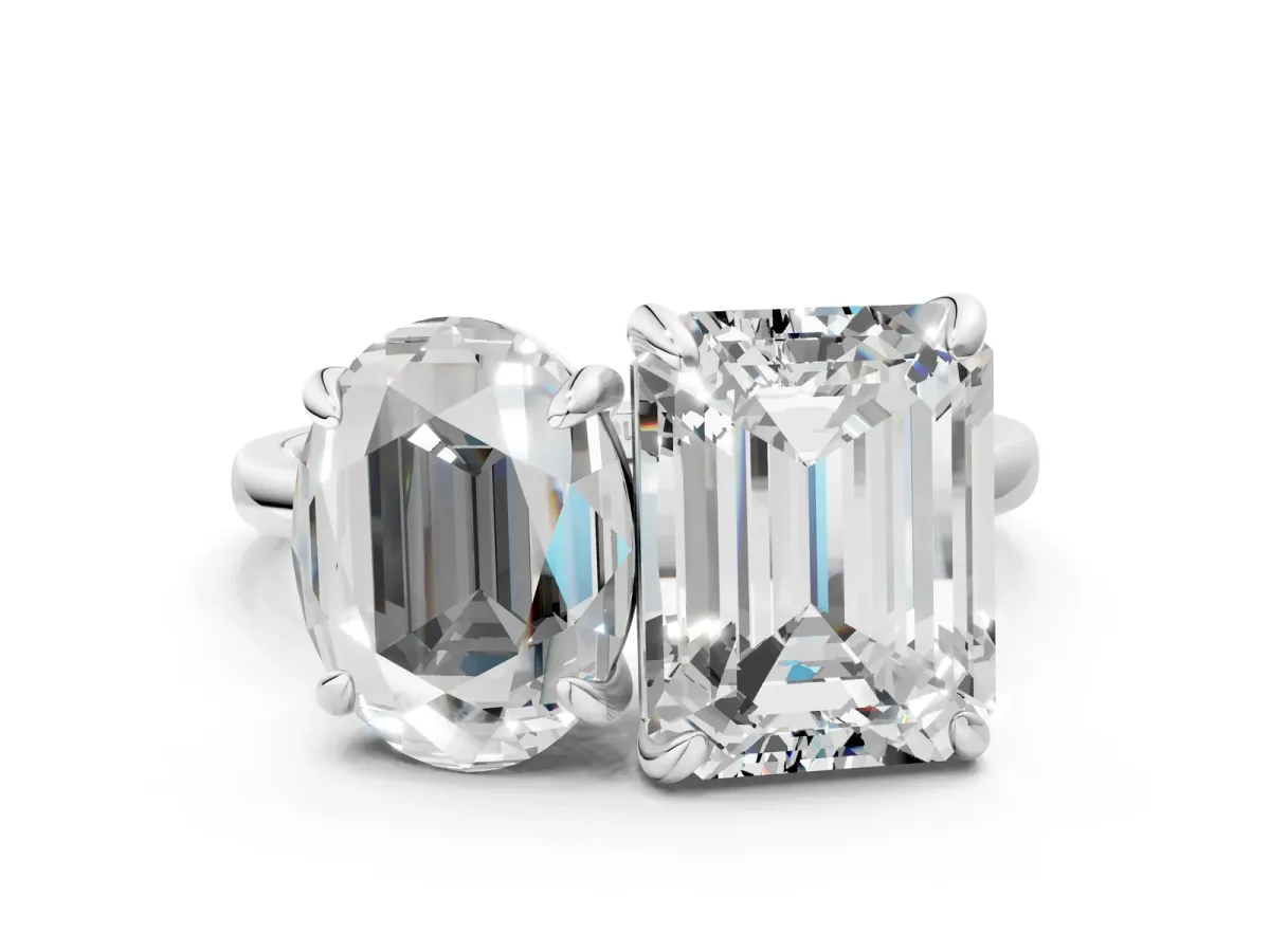 Oval and Emerald Toi Moi Ring with Prong Setting and Plain Band White gold