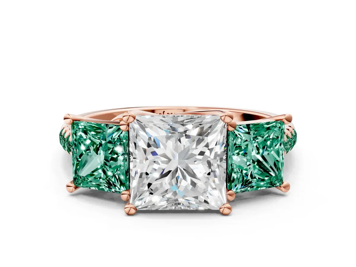 Three-Stone Princess Cut Diamond Ring with Round Green Sapphire Pavé Band and Prong Setting Rose gold