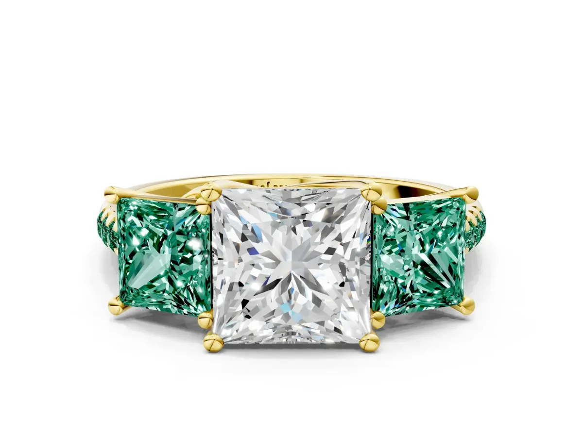 Three-Stone Princess Cut Diamond Ring with Round Green Sapphire Pavé Band and Prong Setting Yellow gold