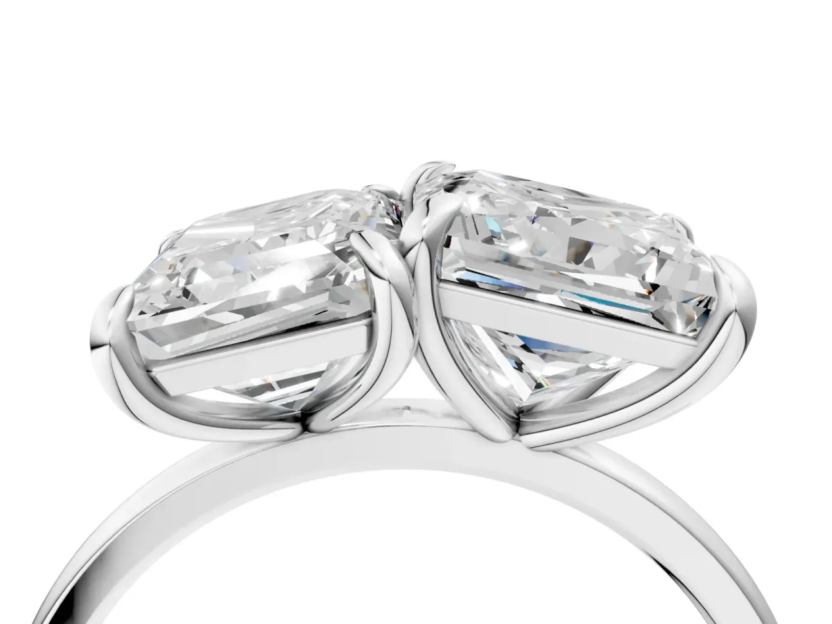 Emerald and Princess Toi Moi Ring with Prong Setting and Plain Band Platinum