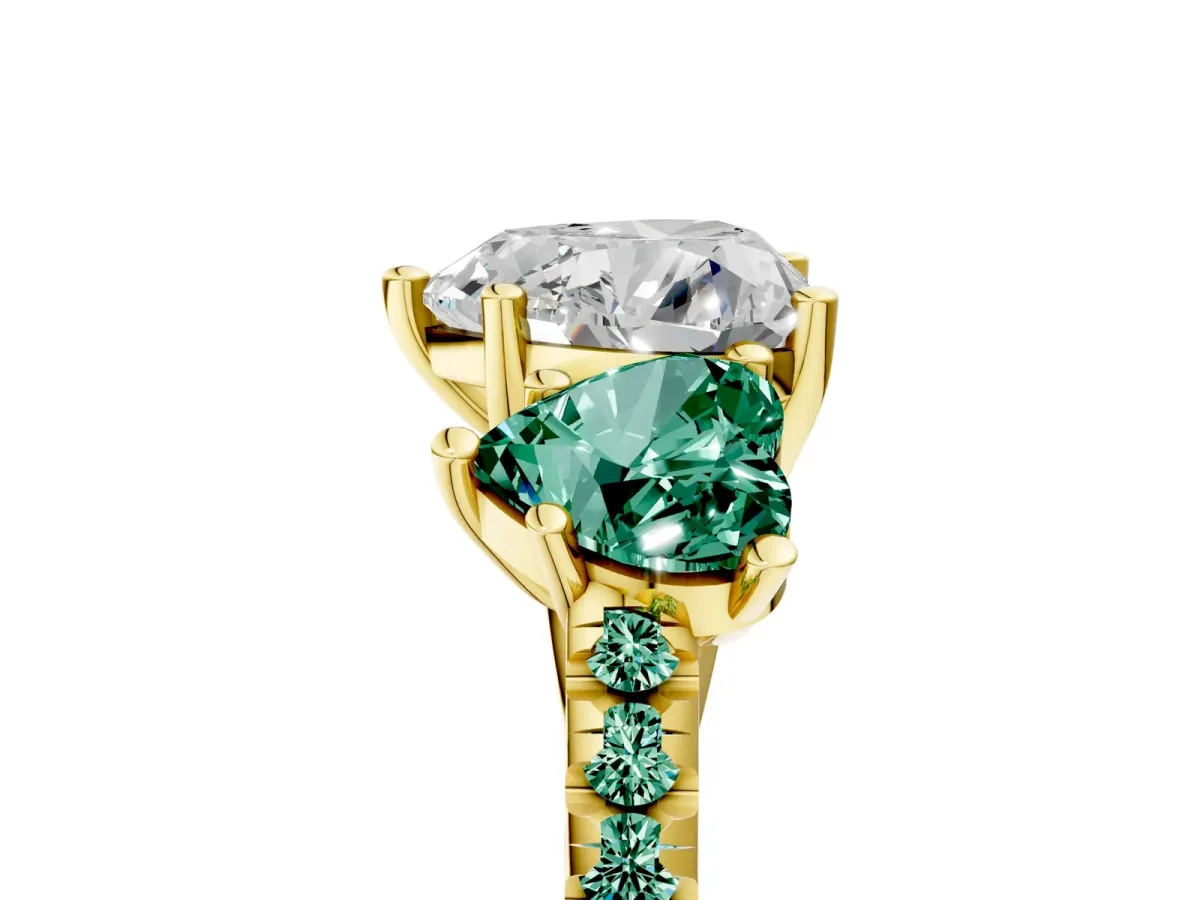 Three-Stone Heart Cut Diamond Ring with Round Green Sapphire Pavé Band and Prong Setting Yellow gold