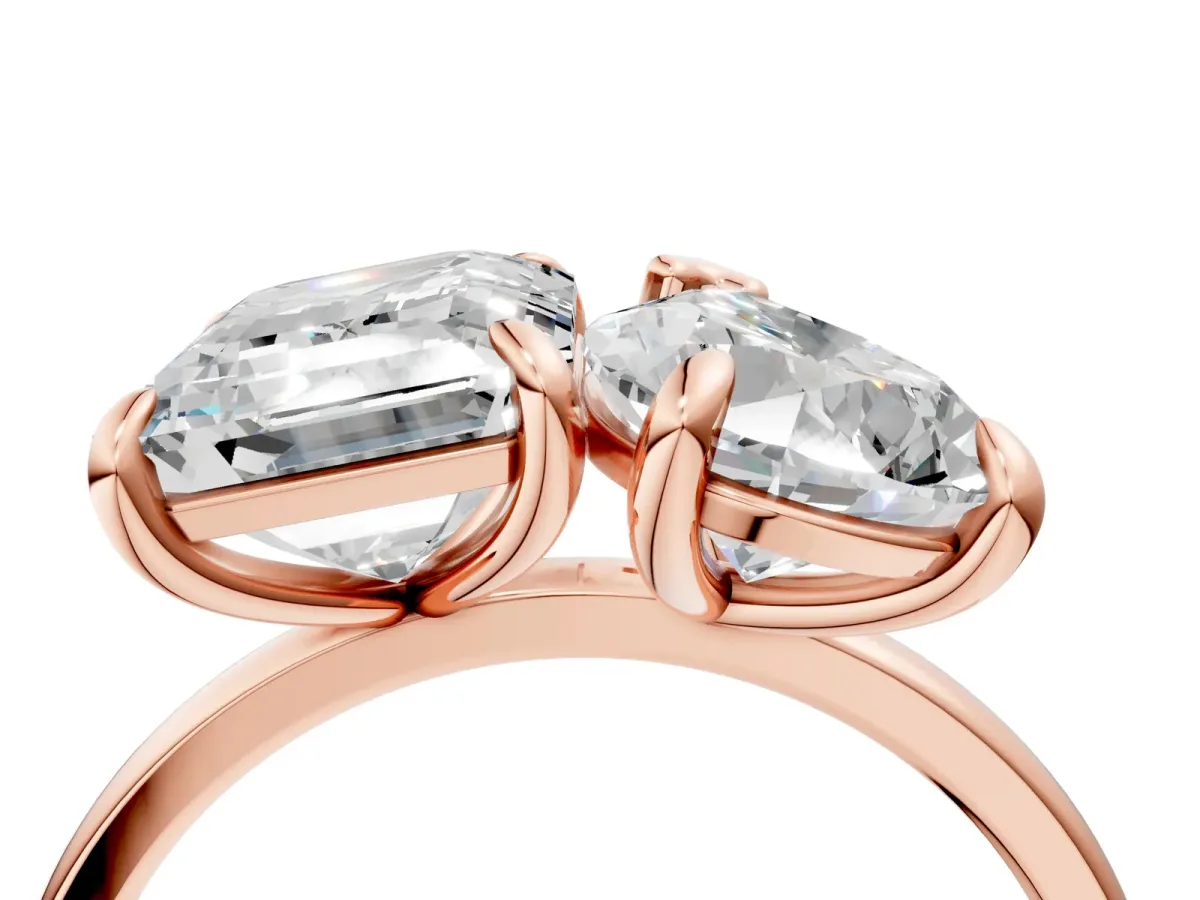 Pear and Emerald Toi Moi Ring with Prong Setting and Plain Band Rose gold