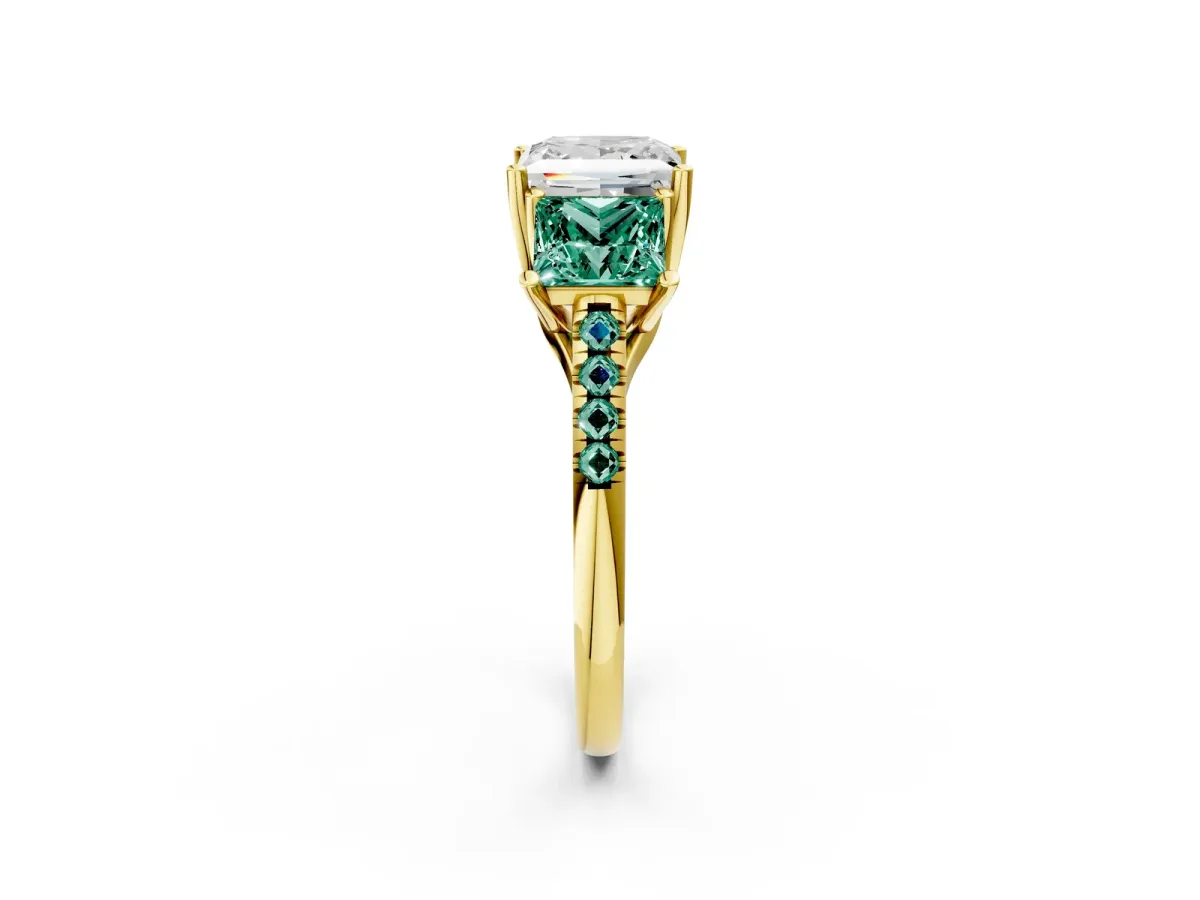 Three-Stone Princess Cut Diamond Ring with Round Green Sapphire Pavé Band and Prong Setting Yellow gold