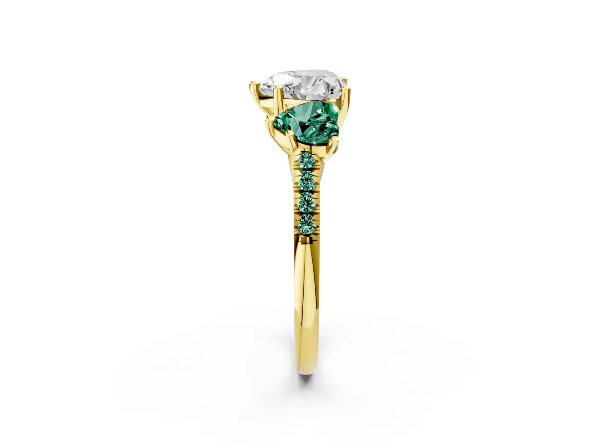 Three-Stone Heart Cut Diamond Ring with Round Green Sapphire Pavé Band and Prong Setting Yellow gold