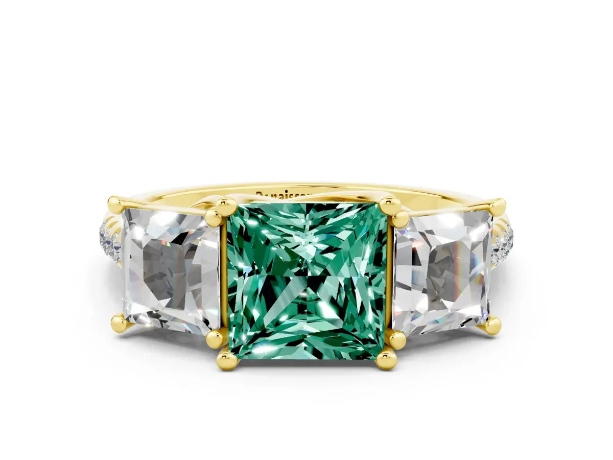 Three-Stone Princess Cut Green Sapphire Ring with Round Pavé Band and Prong Setting Yellow gold