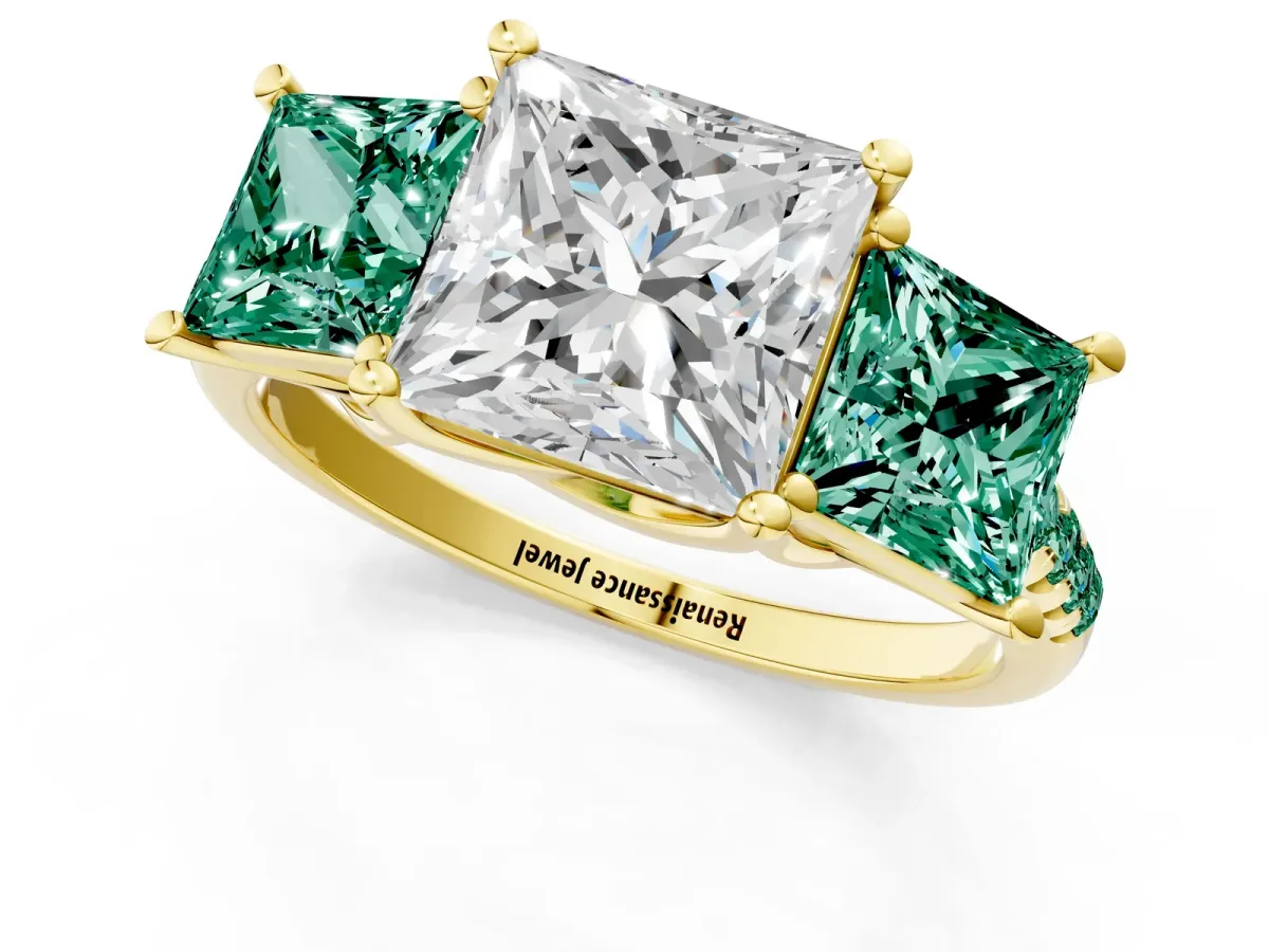 Three-Stone Princess Cut Diamond Ring with Round Green Sapphire Pavé Band and Prong Setting Yellow gold